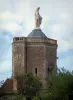 Autun - Turm Ursulines überragen von  einer Marienstatue