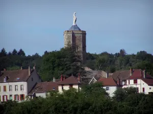 Autun - Turm Ursulines überragen von einer Marienstatue, Bäume und Häuser der Stadt