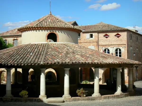 Auvillar - Circular corn exchange on the main square of the village 