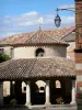 Auvillar - Circular corn exchange, lamppost and houses of the village