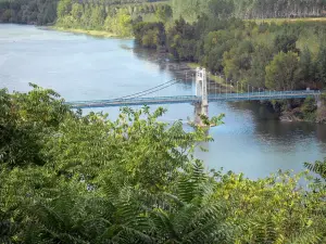 Auvillar - Vista del puente sobre el río Garona, y los bancos con árboles (valle del Garona) desde la explanada del castillo