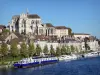 Auxerre - Chiesa abbaziale di Saint-Germain in stile gotico, case nel quartiere della Marina, fiume Yonne e barche ormeggiate al molo della Marina