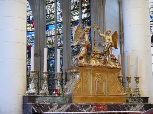 Auxerre - Inside the Saint-Eusèbe church: gilded angels of the high altar