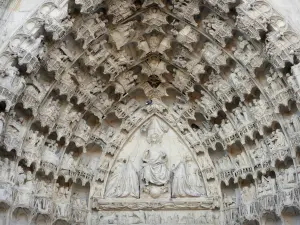 Auxerre - Saint-Etienne cathedral: arches of the central portal of the west facade