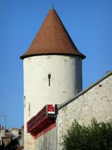 Auxerre - Tower of the Prisons, vestige of the enclosure of the Saint-Germain abbey