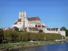 Auxerre - Cattedrale di Saint-Étienne e case del centro storico sulle rive della Yonne