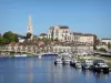 Auxerre - Vista sulle banchine dell'Yonne, le barche ormeggiate, la passerella Liberty che attraversa il fiume, la torre di Saint-Jean e la chiesa abbaziale di Saint-Germain