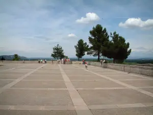 Avignon - Doms rock: large esplanade, trees and clouds