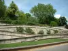 Avignon - Doms rock: lawn, statue, trees