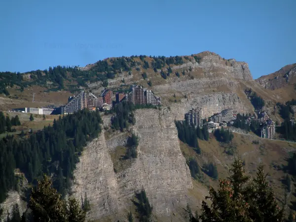 Avoriaz - Vue sur les résidences de la station de ski, les arbres et les montagnes, dans le Haut-Chablais