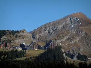 Avoriaz - Vue sur la forêt, les résidences de la station de ski et la montagne, dans le Haut-Chablais