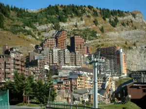 Avoriaz - Station de ski : télésiège (remontée mécanique) et résidences habillées de bois, montagne, dans le Haut-Chablais