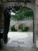 Avranches - Eingang der zu einem Hof und zum Garten des Bergfrieds führt