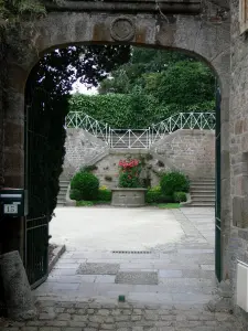 Avranches - L'ingresso ad un cortile e giardino del dungeon