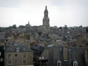 Avranches - Campanario de la Basílica de St. Gervais, edificios y casas en la ciudad