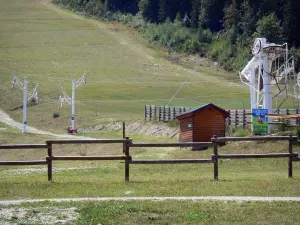 Ax 3 Domaines - Ax Trois Domaines: skioord Ax-Bonascre (veld Bonascre): lift en parcours in de zomer