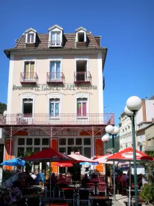 Ax-les-Thermes - Schattiges Strassencafé (mit Sonnenschirmen), Strassenleuchten und Fassaden des Kurortes