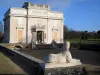 Bagatelle park - Façade of the Bagatelle castle and courtyard adorned with sphinxes