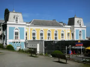 Bagnères-de-Bigorre - Spa: il blu facciata edificio che ospita il centro di Aquensis welfare (Cité des Eaux, terme), Casino e terrazza attrezzata con panchine