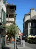 Bagnères-de-Bigorre - Thermalbad: Strasse in der Altstadt umgeben von Häusern