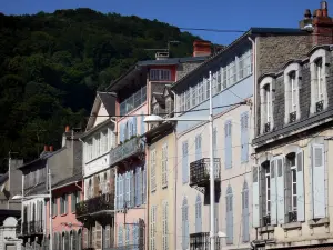 Bagnères-de-Bigorre - Thermalbad: Häuserfassaden und Strassenlaternen