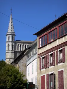 Bagnères-de-Bigorre - Spa: chiesa dal campanile di Saint Vincent e facciate delle case