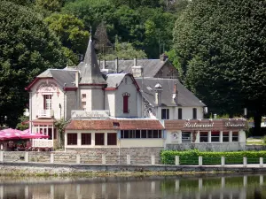 Bagnoles-de-l'Orne - Kurort: Villa und ihre Restaurant-Terrasse am Seeufer