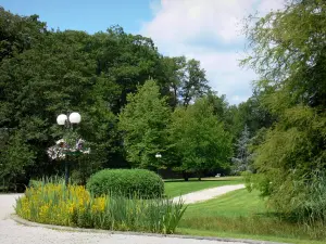 Bagnoles-de-l'Orne - Spazierweg im Park mit Bäumen des Kurortes