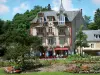 Bagnoles-de-l'Orne - Villa und Blumenbeete des Kurortes