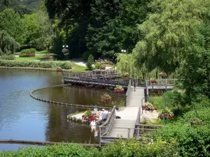 Bagnoles-de-l'Orne - Kurort: Spazierweg mit Blumen am Seeufer und Bäume des Parks; im Regionalen Naturpark Normandie-Maine