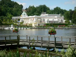 Bagnoles-de-l'Orne - Kurort: Spazierweg am Seeufer mit Blick auf das Spielkasino