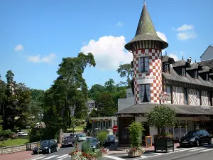 Bagnoles-de-l'Orne - Torre del hotel y las calles del balneario Potiniere