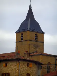 Bagnols - Stenen huis en de klokkentoren van de dorpskerk, in het Land van Golden Stone (Beaujolais)