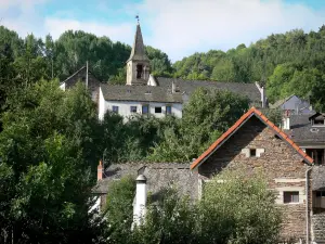 Bagnols-les-Bains - Kirchturm und Häuser des Kurortes umgeben von Grün