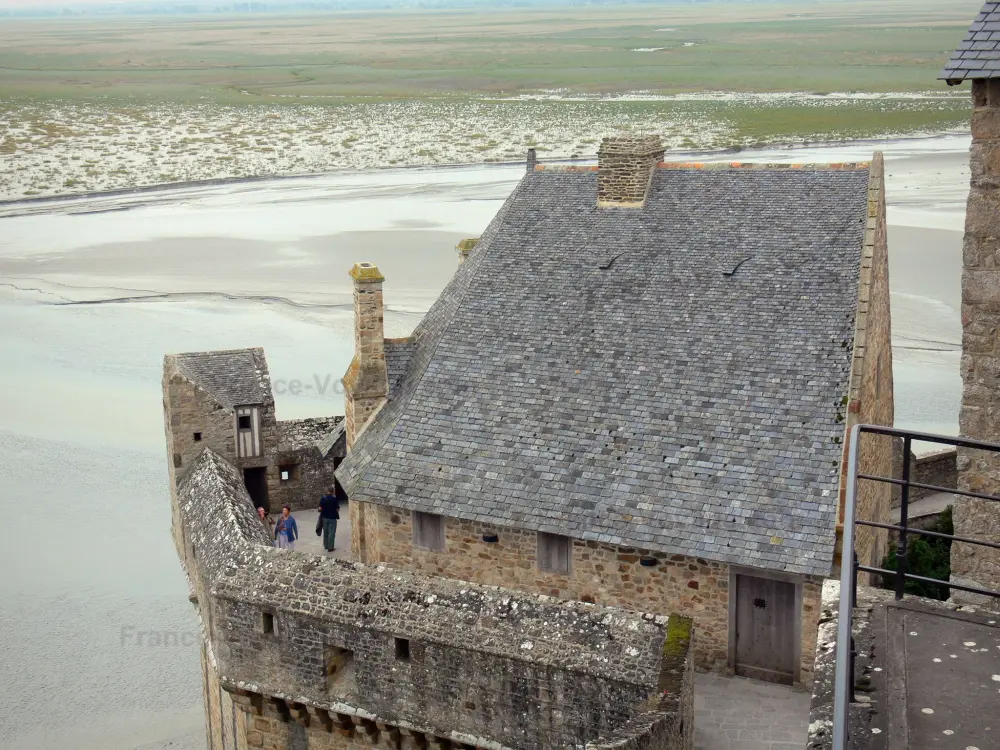 La baie du Mont-Saint-Michel - Mont-Saint-Michel: Maison et remparts de la cité médiévale (village) avec vue sur la baie du Mont-Saint-Michel