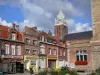 Bailleul - Clocher de l'église Saint-Vaast et maisons de la ville, nuages dans le ciel bleu