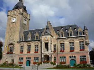 Bailleul - Beffroi et façade de l'hôtel de ville (mairie)