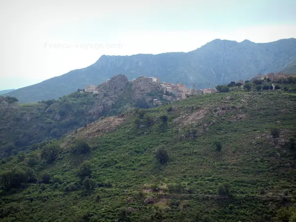 Balagne - Hochgestelltes Dorf Speloncato, umgeben von Hügeln und von Bergen