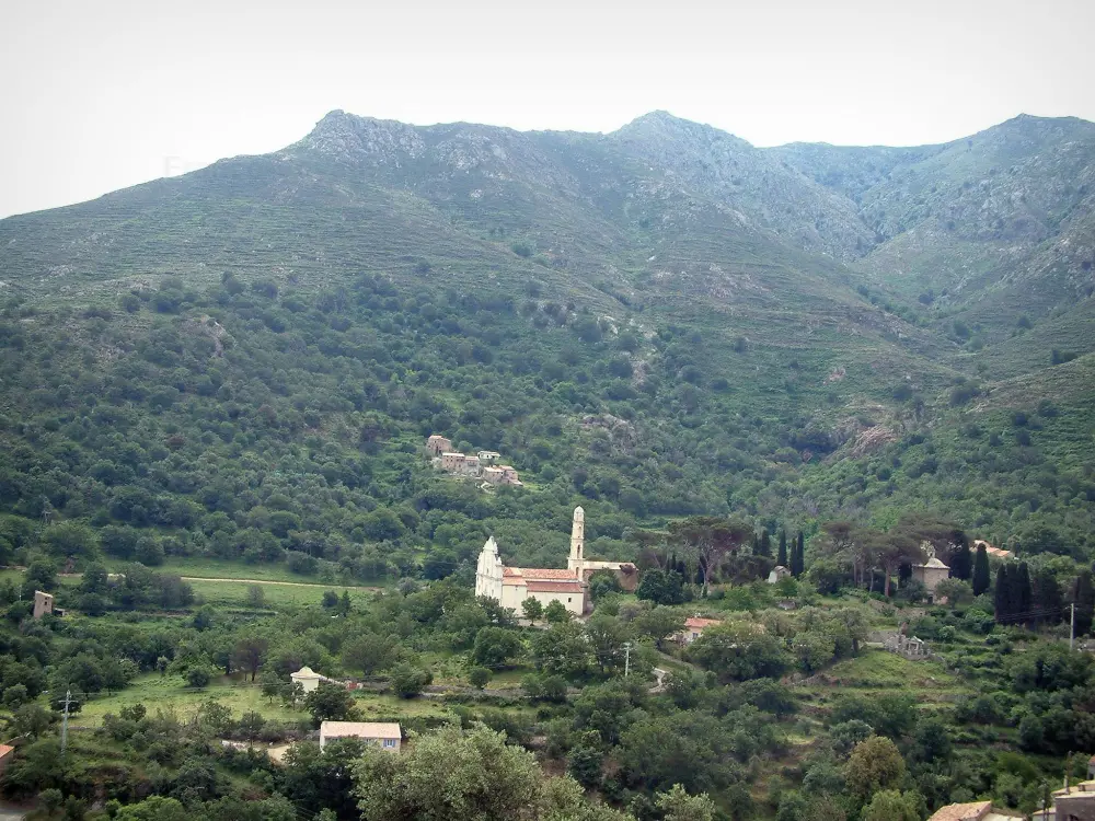 La Balagne - Balagne: Église et maisons entourées de collines