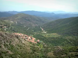 Balagne - Hoch liegendes Dorf umgeben von Hügeln bedeckt mit Wäldern