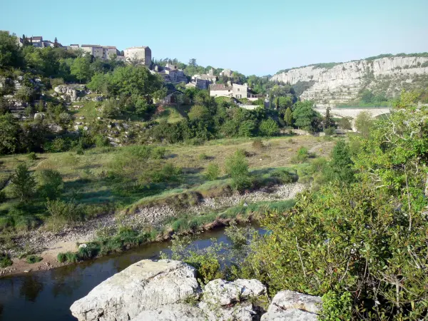 Balazuc - Bomen omzoomde rivier, brug, kasteel en dorpshuizen