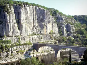 Balazuc - Kliffen met uitzicht op de brug over de Ardèche