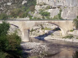 Balazuc - Ponte Balazuc attraversa il fiume Ardèche