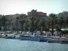 Bandol - Botes de colores y barcos en el puerto, paseo marítimo, flanqueado de palmeras y casas en la localidad