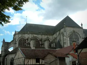 Bar-sur-Seine - Alte Häuser, Kirche Saint-Étienne im Stil Spätgotik und Wolken im Himmel