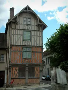 Bar-sur-Seine - Renaissancehaus, Bürgersteig mit einem Fahrrad, Baum und Wolken im blauen Himmel