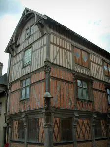 Bar-sur-Seine - Renaissancehaus (Wohnsitz bestehend aus Backstein, Holzbalken und geschnitzten Balken) mit einer Statue von Saint Roch und seinem Hund