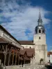 Bar-sur-Aube - Kirche Saint-Pierre und ihre Galerie bedeckt mit Holz, Wolken im blauen Himmel