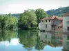 Bar-sur-Aube - Bäume und Häuser der Stadt, die sich in den Gewässern des Flusses (Aube) widerspiegeln