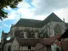 Bar-sur-Seine - Maisons anciennes, église Saint-Étienne de style gothique flamboyant et nuages dans le ciel